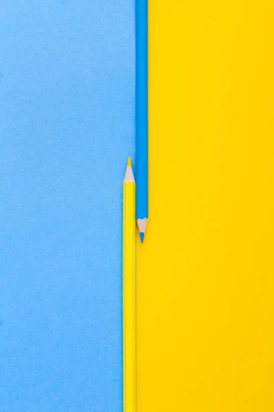 Žluté Modré Tužky Barevném Pozadí Horní Pohled Rozumím Umístění Svisle — Stock fotografie