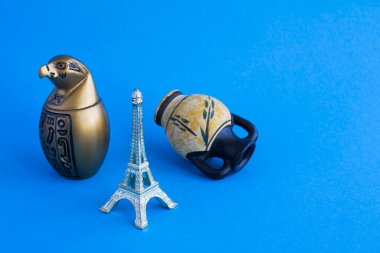 Mavi arka planda farklı ülkelerden hediyeler. Boşluğu kopyala.