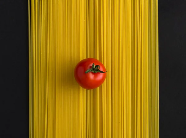 Close Espaguete Italiano Tomate Vermelho Fundo Preto Vista Superior Fechar — Fotografia de Stock
