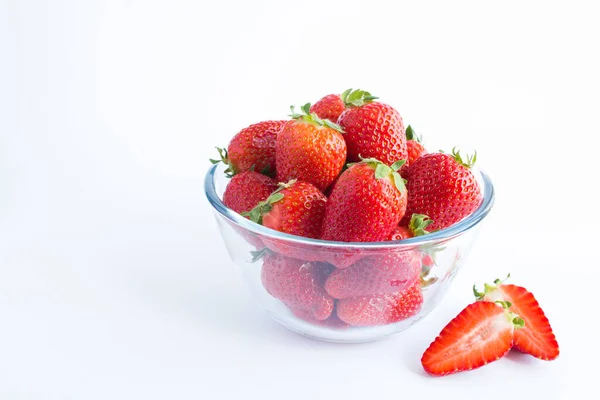 Fraise Dans Bol Verre Sur Fond Blanc Espace Copie Gros — Photo