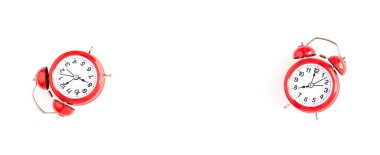Pankart. Beyaz arka planda kırmızı alarm saati. Uzayı kopyala Üst görünüm.