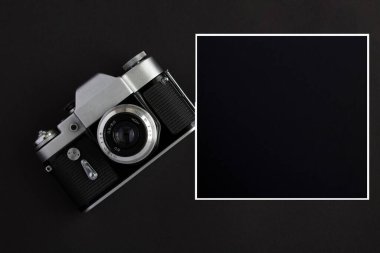 Siyah arkaplanda fotoğraf ya da metin için eski kamera ve şablon. Üst Manzara. Sace kopyala.