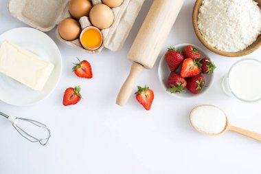 Beyaz arka planda çilekli turta ya da pasta yapmak için en iyi malzeme. Boşluğu kopyala.