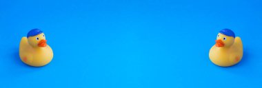 Pankart. Mavi arka planda yıkanmak için sarı oyuncak ördek yavrusu. Boşluğu kopyala.