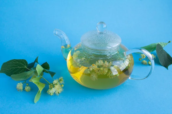 Tee Mit Lindenblüten Glas Teekanne Auf Blauem Hintergrund Nahaufnahme — Stockfoto