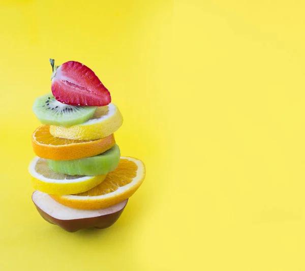 Pirámide Fruta Picada Equilibrio Sobre Fondo Amarillo Primer Plano Copiar —  Fotos de Stock