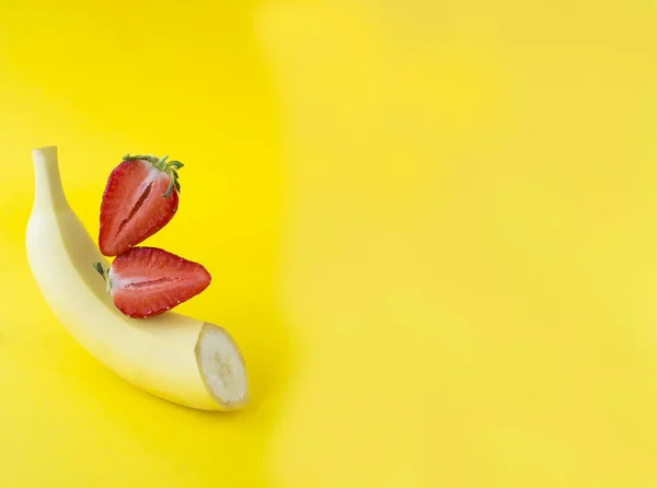 Piramida Banana Truskawki Równowadze Żółtym Tle Odbiór Zbliżenie — Zdjęcie stockowe