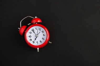 Siyah arka planda kırmızı alarm saati. Uzayı kopyala Üst görünüm.