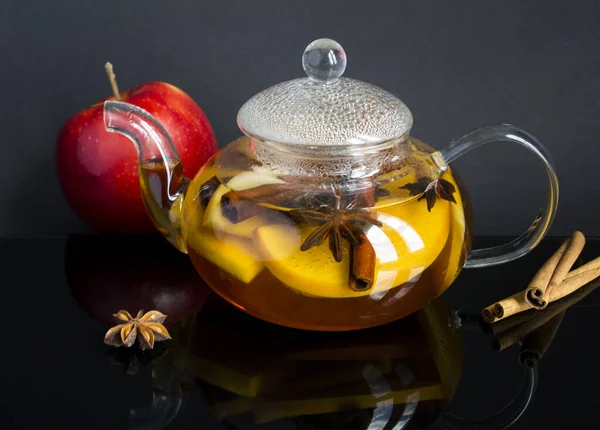 Tea Apple Cinnamon Anise Glass Teapot Dark Background Closeup — Stock Photo, Image