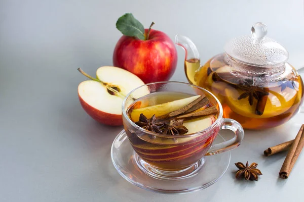 Tee Mit Apfel Zimt Und Anis Der Glasschale Und Teekanne — Stockfoto