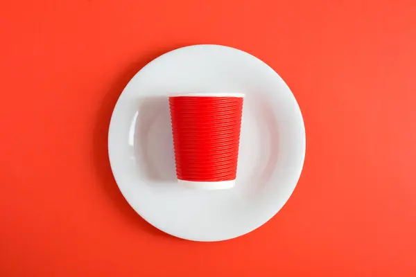 Μηδέν Απόβλητα Κόκκινο Χαρτί Μιας Χρήσης Στο Λευκό Πιάτο Στο — Φωτογραφία Αρχείου