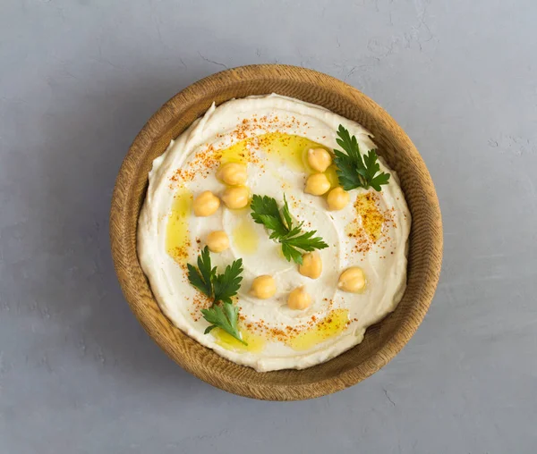 Top View Hummus Brown Bowl Gray Cement Background Closeup — 스톡 사진