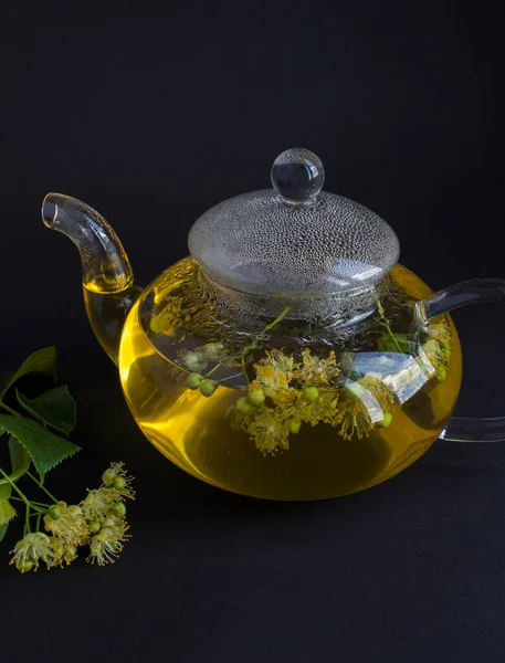 Tee Mit Lindenblüten Glas Teekanne Auf Schwarzem Hintergrund Standort Vertikal — Stockfoto