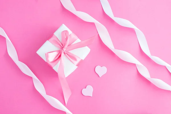 Gift Box Tied Pink Bow Ribbon Two Pink Hearts Pink — 图库照片