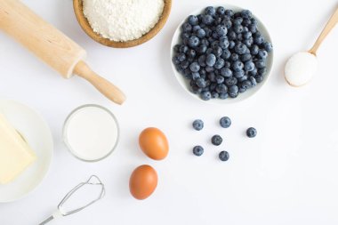 Beyaz arka planda yaban mersinli turta ya da kek yapmak için en iyi malzeme. Boşluğu kopyala.