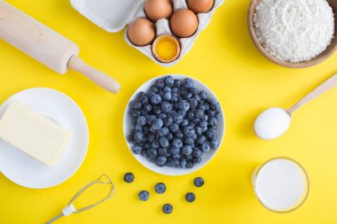 Sarı arka planda yaban mersinli turta ya da kek yapmak için en iyi malzeme. Yakın çekim..