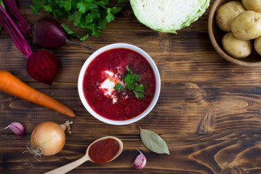 Borç ve malzemelerin ahşap arka planda üst görüntüsü. Ukrayna yemeği. Boşluğu kopyala.