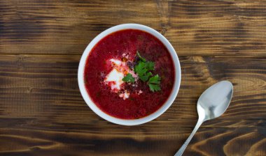 Ahşap arka planda, beyaz kâsede borç manzarası. Ukrayna yemeği. Uzayı kopyala Yakın çekim..