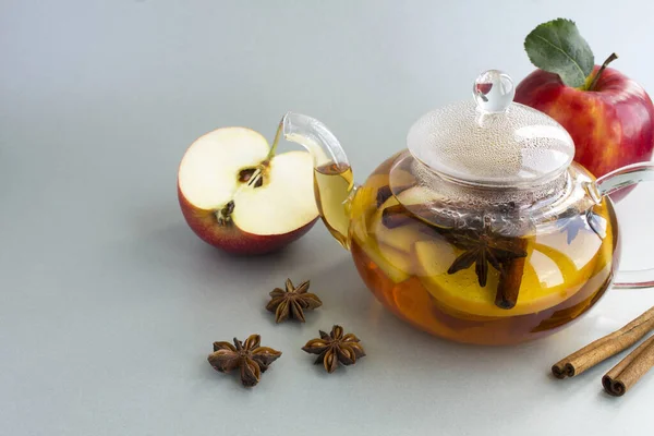 Tee Mit Apfel Zimt Und Anis Der Gläsernen Teekanne Auf — Stockfoto