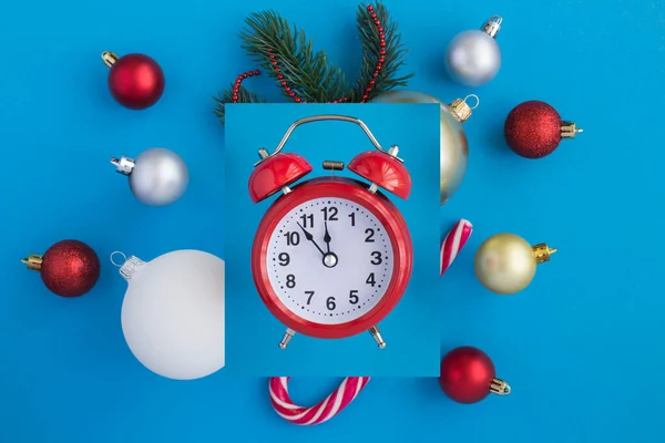 Christmas Composition Red Alarm Clock Colored Balls Blue Background Top — Zdjęcie stockowe