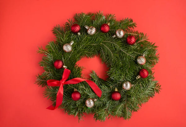 Christmas Ring Wreath Red Golden Bead Red Background Top View — Stock Photo, Image