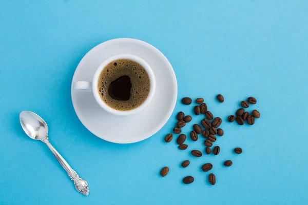 Top View Black Coffee White Cup Coffee Beans Blue Background — Foto Stock