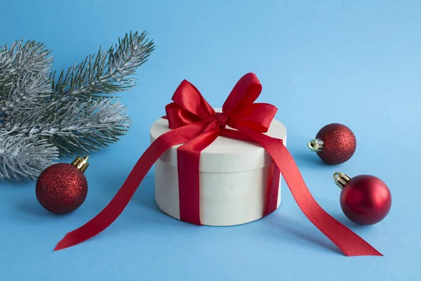 Рождественская Деревянная Подарочная Коробка Привязанным Красным Бантом Синем Фоне Closure — стоковое фото