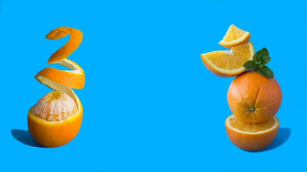 Oranges Stacked Pyramid Balance Peeled Orange Blue Background Copy Space — Fotografia de Stock