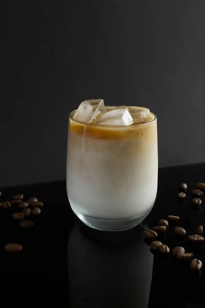 Βιετναμέζικο Παγωμένο Καφέ Στο Ποτήρι Ποτό Στο Μαύρο Φόντο Αντιγραφή — Φωτογραφία Αρχείου