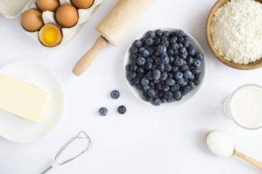 Beyaz arka planda yaban mersinli turta ya da kek yapmak için en iyi malzeme. Boşluğu kopyala.