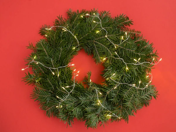 Christmas Ring Wreath Glowing Garland Red Background Top View — Stock Photo, Image