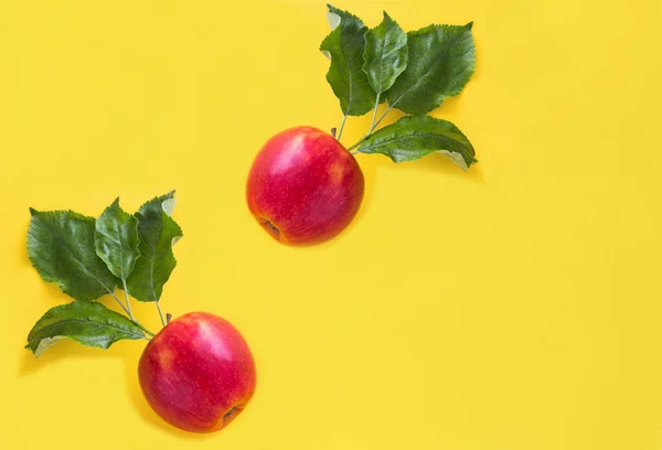 Κάτοψη Κόκκινων Μήλων Στο Κίτρινο Φόντο Αντιγραφή Χώρου — Φωτογραφία Αρχείου