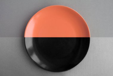 Kolaj. Gri arkaplanda boş pembe ve siyah plaka manzarası. Boşluğu kopyala.