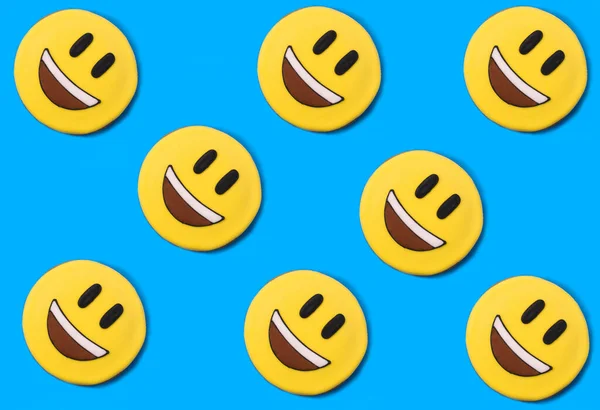 Smileys Form Pepparkakor Den Blå Bakgrunden Platt Äggläggning — Stockfoto