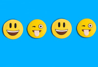 Mavi arka planda zencefilli kek şeklinde gülen yüzler. Düz yatıyordu.