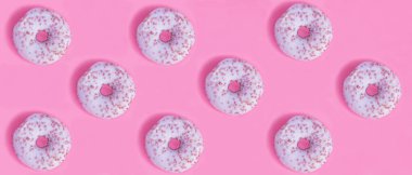 Pembe arka planda pembe jöleli donut. Pankart. Düz yatıyordu.