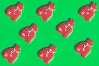 Yeşil arka planda hediye paketi şeklinde Noel kurabiyesi. Düz yatıyordu.