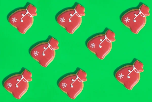 Рождественские Пряники Форме Подарочного Пакета Зеленом Фоне Плоский Лежал — стоковое фото