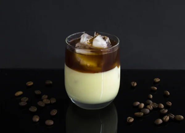 Café Helado Vietnamita Vaso Agua Sobre Fondo Negro Primer Plano — Foto de Stock