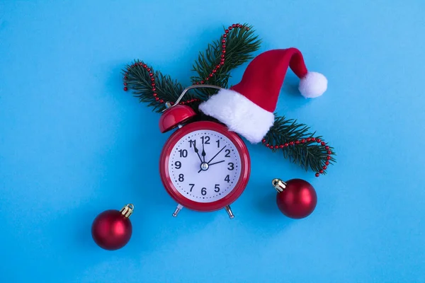 Reloj Despertador Rojo Con Sombrero Navidad Santa Fondo Azul Vista —  Fotos de Stock