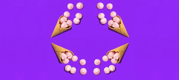 Вид Сверху Конус Мороженого Розовым Мерингом Фиолетовом Фоне Принято Плоский — стоковое фото