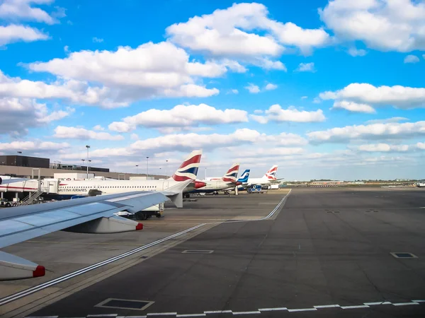 Wolken boven luchthaven heathrow — Stockfoto