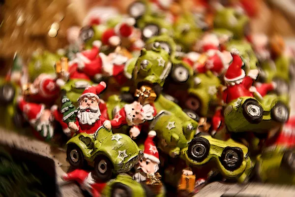 Santa cabalgando su pequeño coche de carreras verde —  Fotos de Stock