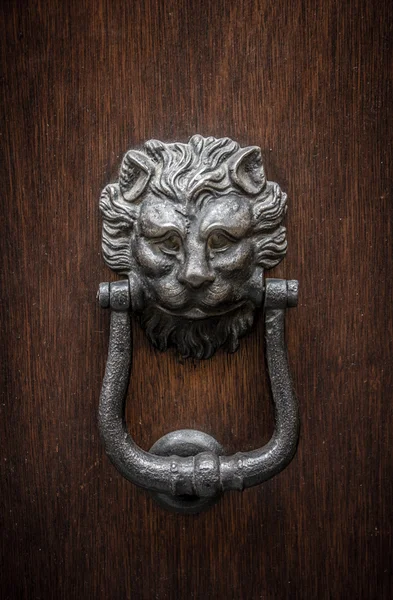 Львиная головка дверного молотка (виньетирование) ) — стоковое фото
