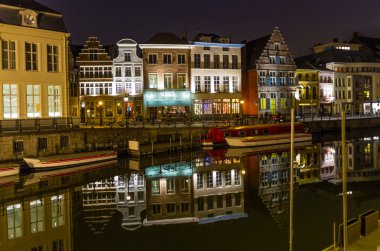 bir kanal renkli evlerin yansımalar