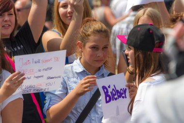 Justin bieber için gösteren