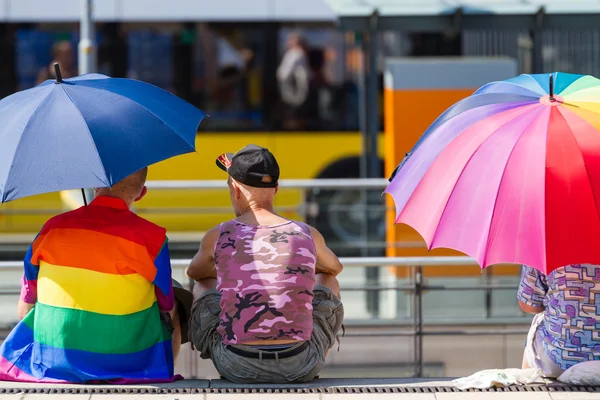 Zum Schutz vor der Sonne mit einem Regenbogen (1) — Stockfoto