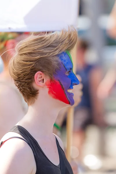 Meisje met geschilderde gezicht op christopher street day in stuttgart, Duitsland — Stockfoto