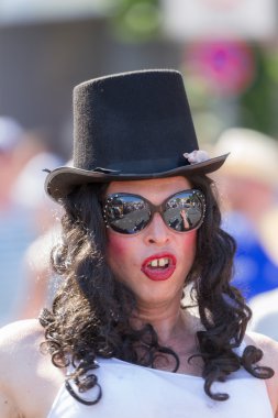 travesti christopher Sokağı gün silindir şapka ile