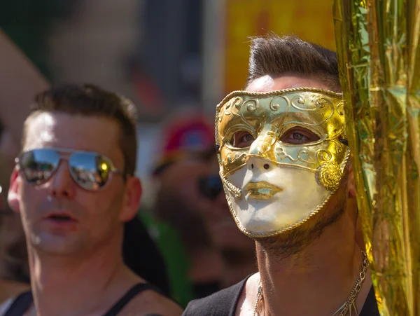 Muž se zlatou maskou — Stock fotografie